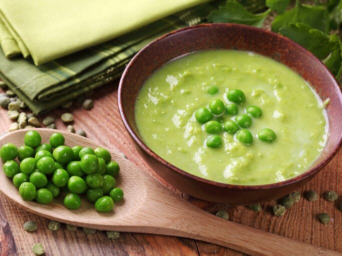 Cremig würzig mit viel Gemüse Rezept für holländische Erbsensuppe